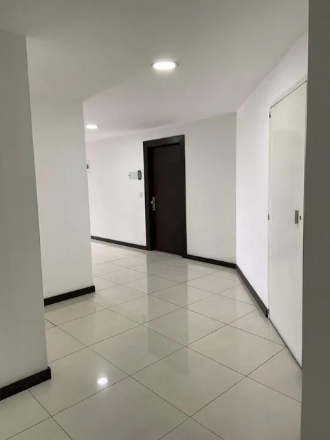 Venta de Linda Oficina Piso Alto con Hermosa Vista (Sector 12 de Octubre) — imagen 3