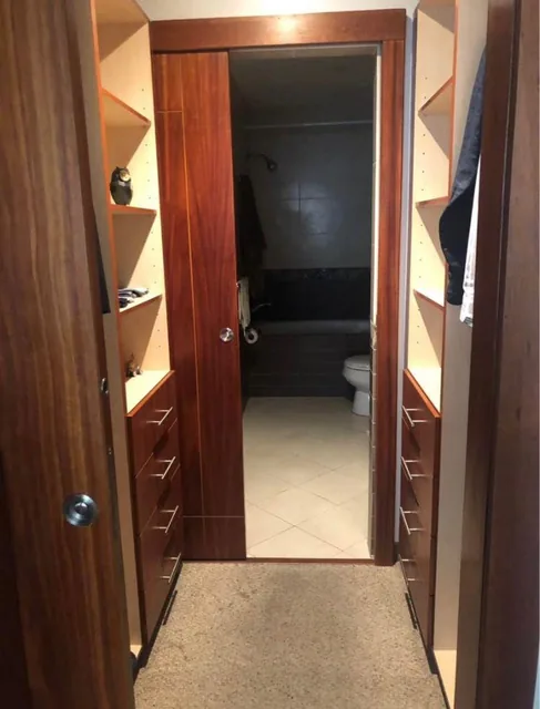 Vendo Hermosa Suite de Lujo con o Sin Muebles Edificio con Piscina, Sector Gonzalez Suarez — imagen 3
