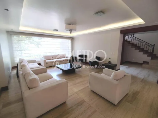 Casa en Venta 814 m² en Urb. Campo Alegre - Monteserrín — imagen 4