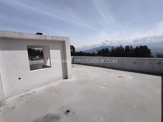 Casa de Venta en Conocoto con 3 Parqueaderos Amplio Terreno de 206 m² — imagen 5