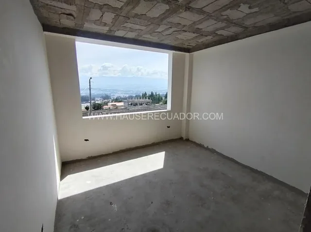 Casa de Venta en Conocoto con 3 Parqueaderos Amplio Terreno de 206 m² — imagen 2