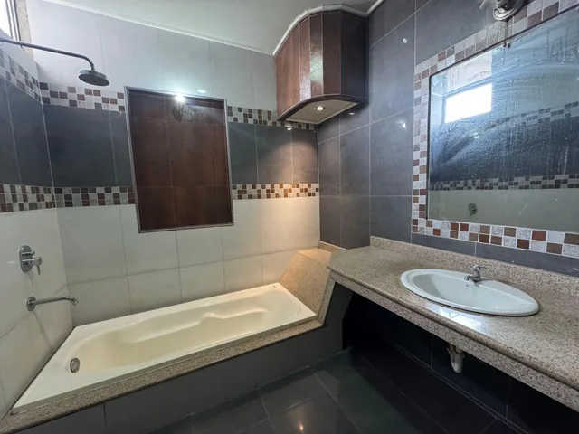 En Venta Casa en Cdla. El Cóndor en Norte de Guayaquil. Guayas — imagen 5