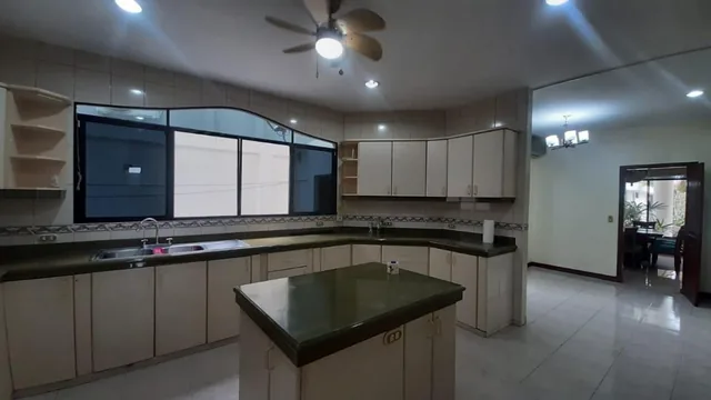 Laguna Club Se Alquila o Vende Linda Casa con Amplias Áreas Exteriores!, Guayas — imagen 4