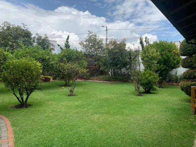 Elegante Residencia Esquinera con Amplio Jardín y Estudio Independiente en Urbanización Privada — imagen 2