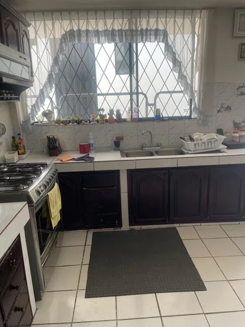 Se Vende Casa Dentro de Urbanizacion Sector San Isidro del Inca — imagen 3