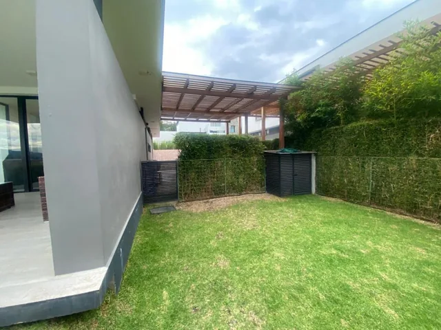 Hermosa Casa de Venta en Nayón, Segura, Moderna, No Adosada, Amplio Jardín Pr — imagen 3