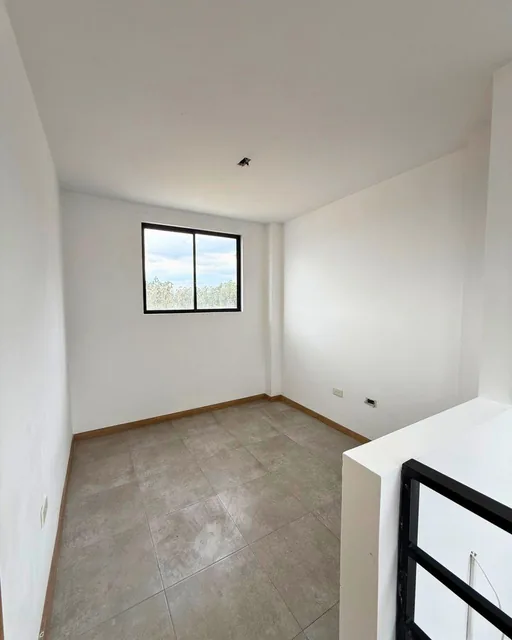 Casa de Tres Pisos con Patio y Terraza — imagen 2