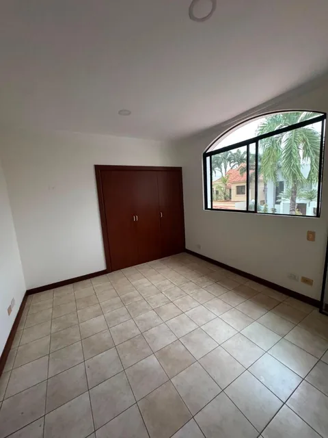 Casa de 600 m² con 4 Dorm. en Venta en Samborondón, Primeros Kilom, Guayas — imagen 3