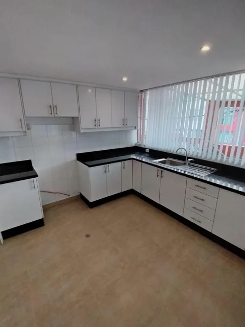 Duplex en Urbanización Cerrada Sector Carcelén a 1 Cuadra del Sek — imagen 4