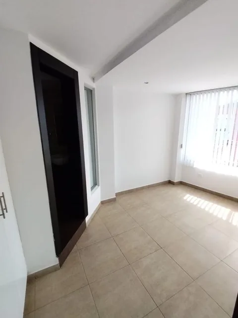 Duplex en Urbanización Cerrada Sector Carcelén a 1 Cuadra del Sek — imagen 2