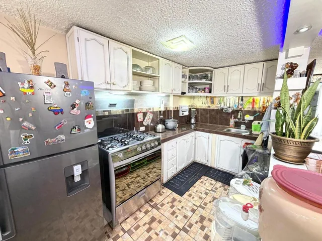Vendo Casa de 3 Departamentos y 1 Suite, Sector La Ecuatoriana — imagen 3