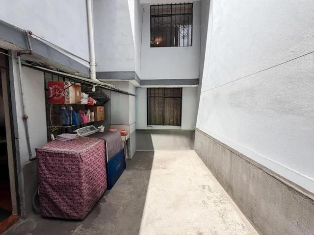 Vendo Casa de 3 Departamentos y 1 Suite, Sector La Ecuatoriana — imagen 2