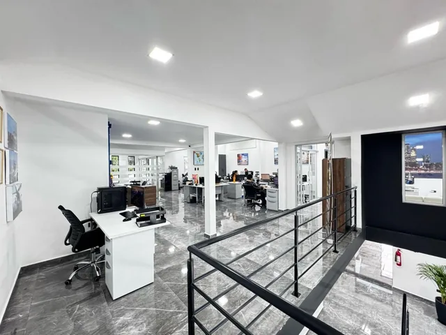 Oficina / Local Comercial Moderno en Venta — imagen 2