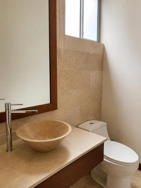 Casa en Venta – La Viña, Cumbayá: Acabados de Lujo | 230 m² de Jardín | Piscina | Parque Seguridad — imagen 2