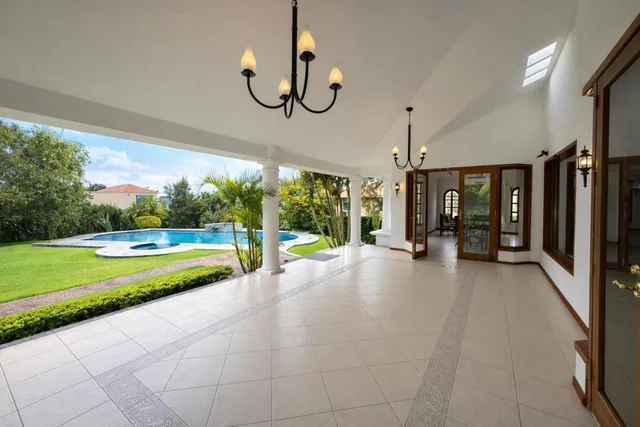Casa con Piscina en Venta Cumbayá 2.000 m² Terreno Quito Ecuador — imagen 4