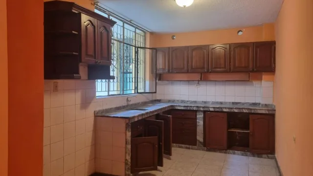 Venta Casa Grande por La Carlos Salas Cerca Comité del Pueblo Norte de Quito Inversionistas — imagen 3