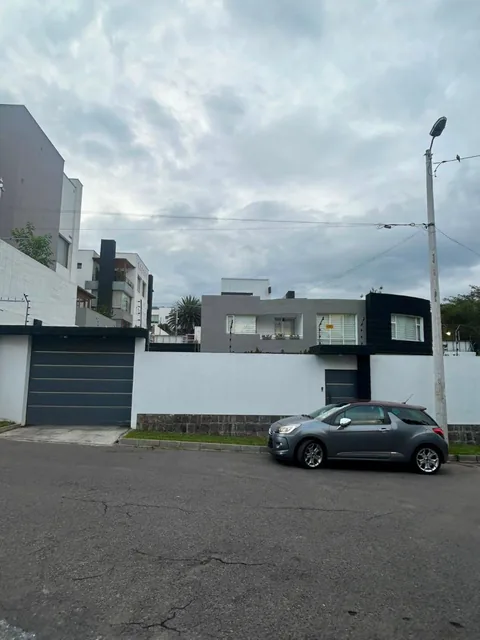 Terreno de 716 m² con Casa de 348 m² con 3 Habitaciones en Venta en Cumbayá — imagen 3