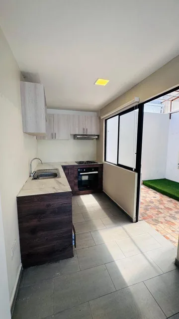 Casa Familiar de 3 Pisos, Valle de Conocoto, 94 m², en Conjunto Habitacional, Conocoto Alto. Provincia de Pichincha — imagen 4
