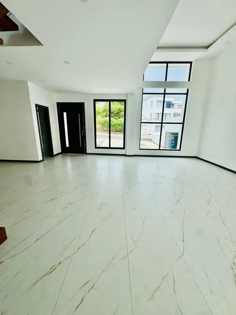 Venta de Casa de 3 Habitaciones con Piscina en Urbanización Exclusiva de Manta, Manabí — imagen 5