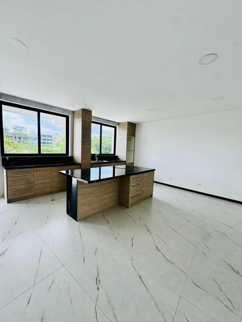 Venta de Casa de 3 Habitaciones con Piscina en Urbanización Exclusiva de Manta, Manabí — imagen 2