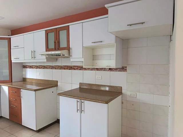 Colinas de Los Ceibos, Zona con Garita. Vendo Hermoso Departamento Planta Baja de 3 Dorm.. Guayas — imagen 3