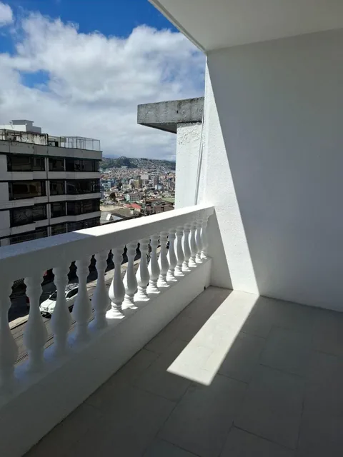 Casa Rentera de Venta con Dos Departamentos Remodelada Excelente Sector Universidad Central — imagen 4