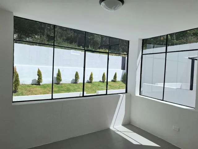 Casa Rentera de Venta con Dos Departamentos Remodelada Excelente Sector Universidad Central — imagen 3