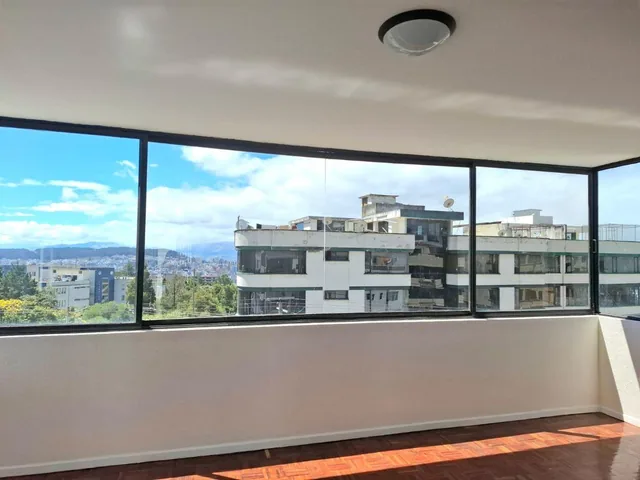 Casa Rentera de Venta con Dos Departamentos Remodelada Excelente Sector Universidad Central — imagen 2