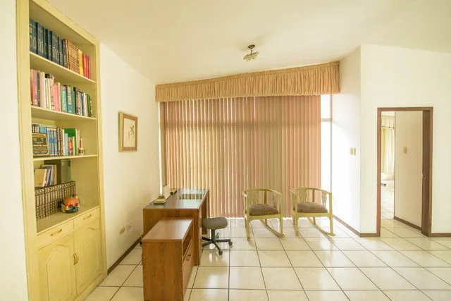 Casa con 5 Habitaciones en Venta en Los Ceibos, 927 m², Guayas — imagen 2