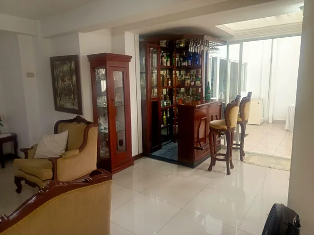 La Garzota - Venta con Uso de Suelo Casa Sin Amob de 3 Plantas con 4 Hab, Garaje, Splits, Cortinas, Guayas — imagen 2
