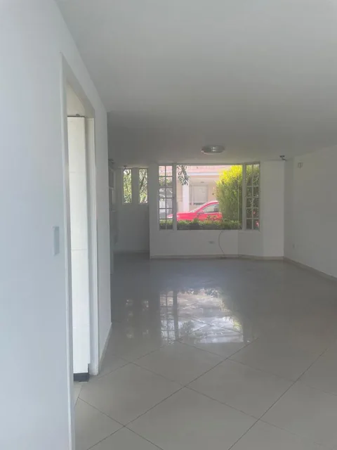 Espaciosa Casa de 310 m² con 3 Habitaciones en Venta en Cumbayá — imagen 4