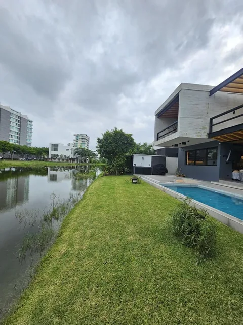 Hermosa Casa en Venta con Vista Al Lago en Isla Mocolí, Guayas — imagen 4