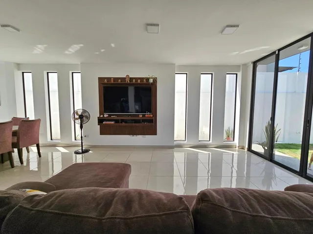 Vendo Espectacular Casa con Piscina a 4 Cuadras del Malecon de Salinas — imagen 4