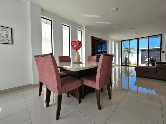 Vendo Espectacular Casa con Piscina a 4 Cuadras del Malecon de Salinas — imagen 2