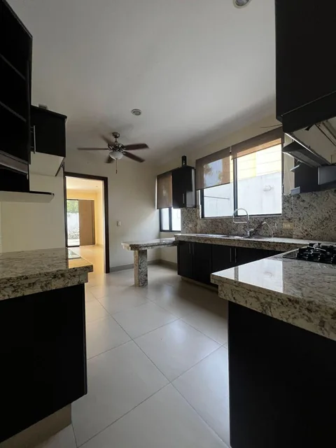 En Venta Casa de Oportunidad con Lindo Patio, Urb. Terrasol - Km. 7.5 Samborondon - Area 291 m², Guayas — imagen 2