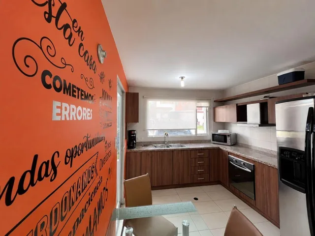 En Venta Casa de Cuatro Dorm. Dentro de Conjunto 179 m² - Tumbaco — imagen 3