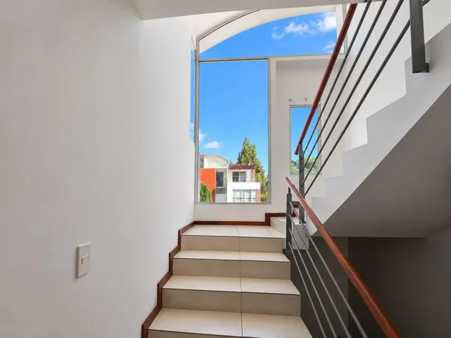 En Venta Casa de Cuatro Dorm. Dentro de Conjunto 179 m² - Tumbaco — imagen 2