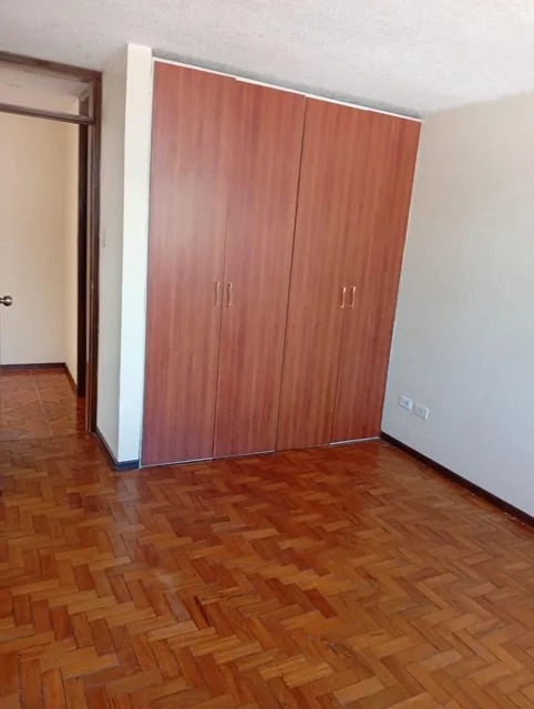 Casa Rentera de 8 Departamentos en Venta a 2 Cuadras del Estadio del Aucas — imagen 5