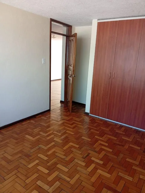 Casa Rentera de 8 Departamentos en Venta a 2 Cuadras del Estadio del Aucas — imagen 2