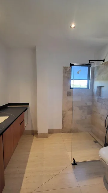 Vendo Linda Casa Ubicada Cerca Colegio Cervantes, Amplio Tereeno Linda Vista, Seguridad 24 H, 4 Dorm — imagen 2