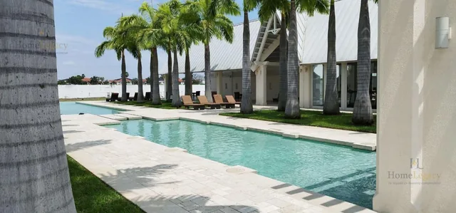 Venta de Casa de Lujo con Vista Al Lago, Piscina y 4 Garajes en Samborondón Am, Guayas — imagen 3