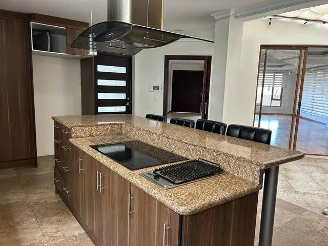 Vendo Hermosa Casa Moderna con Piscina / Urbanizacion Pinar Bajo — imagen 2
