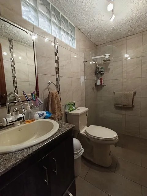 Vendo Casa Independiente con Tres Departamentos 345 m Sector Rumiñahui Acepto Vehiculo — imagen 4