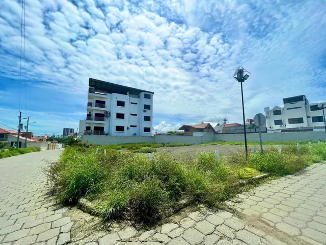 Lote Esquinero Para 12 Pisos en Av Barbasquillo, Manta, Manabí — imagen 3