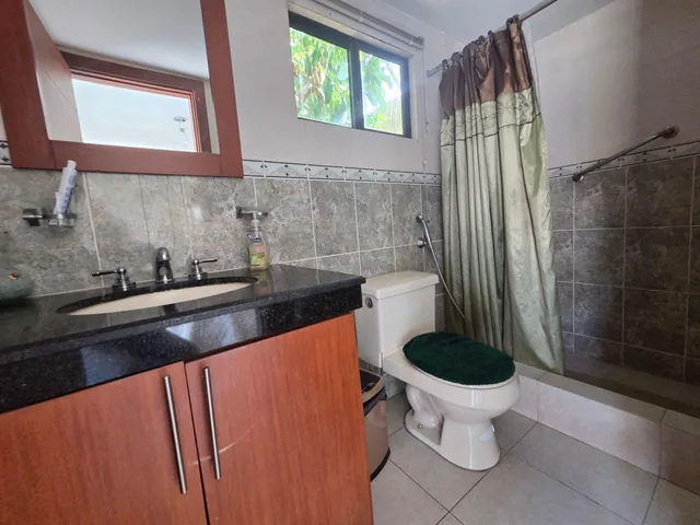 Entrelagos Casa de 408 m² con 5 Dorm., un Dormitorio en Planta Baja, y Piscina, Guayas — imagen 2