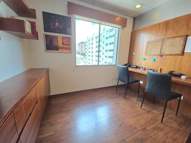 Oportunidad: Oficina Amoblada de 114 m² con 2 Parqueaderos — imagen 2