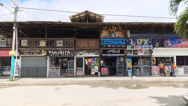 Vendo o Cambio Propiedad Rentera Casa Comercial 10 Locales, en El Malecon de Tonsupa — imagen 2