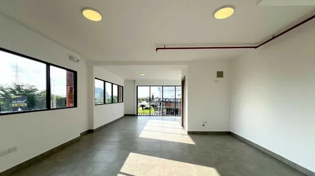 Venta | Local Comercial U Oficina en Almax Center, Guayas — imagen 2
