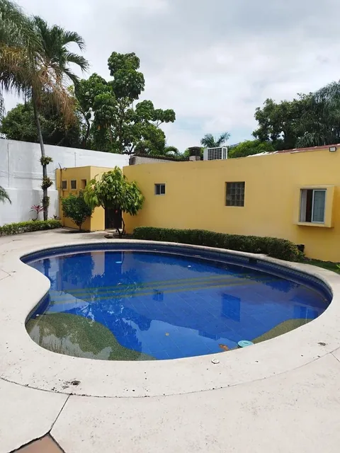 Casa en Venta en Los Ceibos con Piscina, Amplias Áreas Sociales y Suite Independiente, Guayas — imagen 4