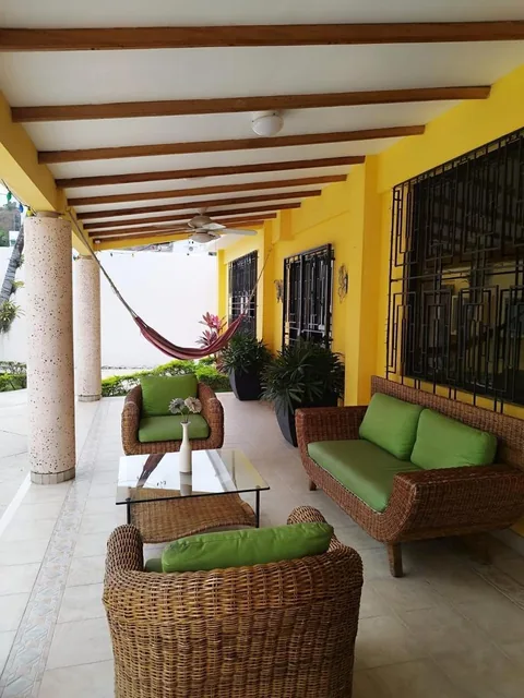 Casa en Venta en Los Ceibos con Piscina, Amplias Áreas Sociales y Suite Independiente, Guayas — imagen 3
